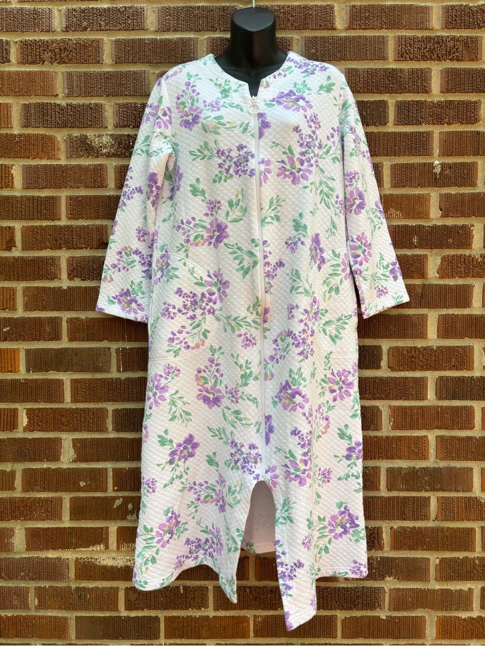 MISS ELAINE Zip Front Quilted Size Medium Pockets Grannycore Purple Floral Robe